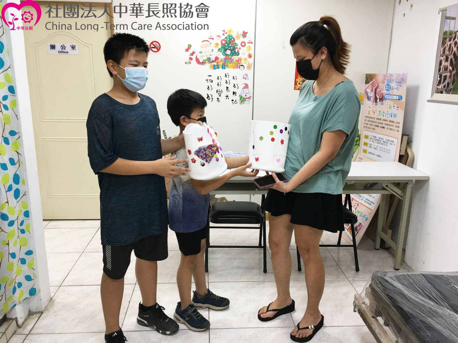 中華長照協會 當我們幼在一起 偏鄉弱勢兒童快樂陪伴公益計畫 愛意盈溢的母親節,將禮物獻給最愛的家人 服務花絮4 中華長照協會 當我們幼在一起 偏鄉弱勢兒童快樂陪伴公益計畫 愛意盈溢的母親節,將禮物獻給最愛的家人 服務花絮4