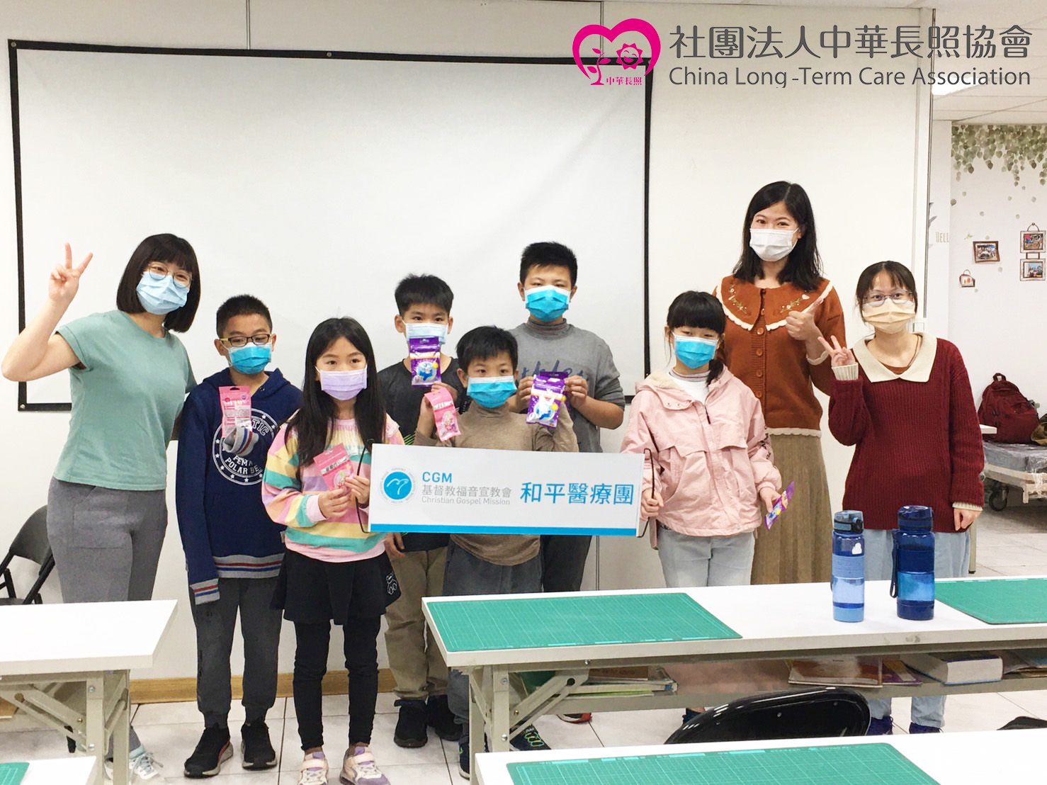 偏鄉弱勢兒童快樂陪伴公益計畫 流感與病毒防治 課程花絮3 與和平醫療團大合照 偏鄉弱勢兒童快樂陪伴公益計畫 流感與病毒防治 課程花絮3 與和平醫療團大合照