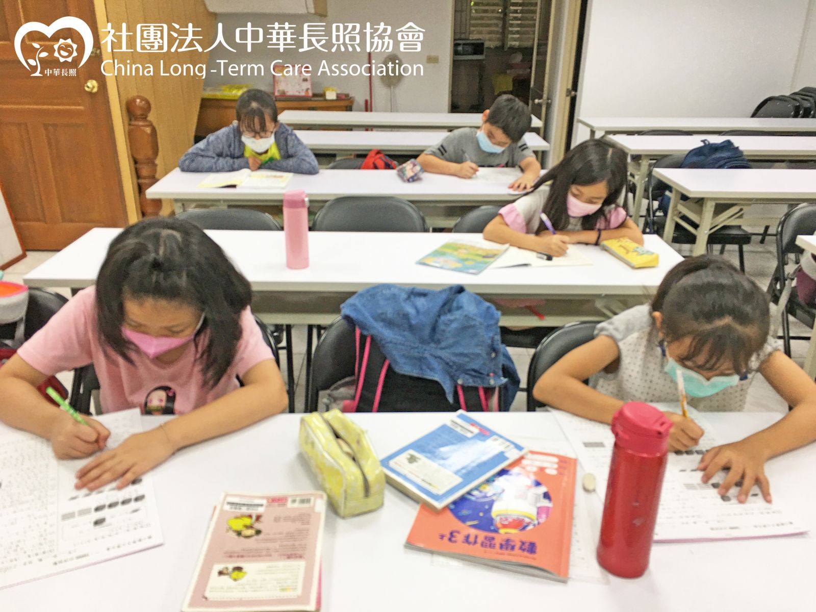 中華長照協會 當我們幼在一起 偏鄉弱勢兒童快樂陪伴公益計畫 帶領孩子一起成為小園丁 培養責任心 服務花絮4 中華長照協會 當我們幼在一起 偏鄉弱勢兒童快樂陪伴公益計畫 帶領孩子一起成為小園丁 培養責任心 服務花絮4