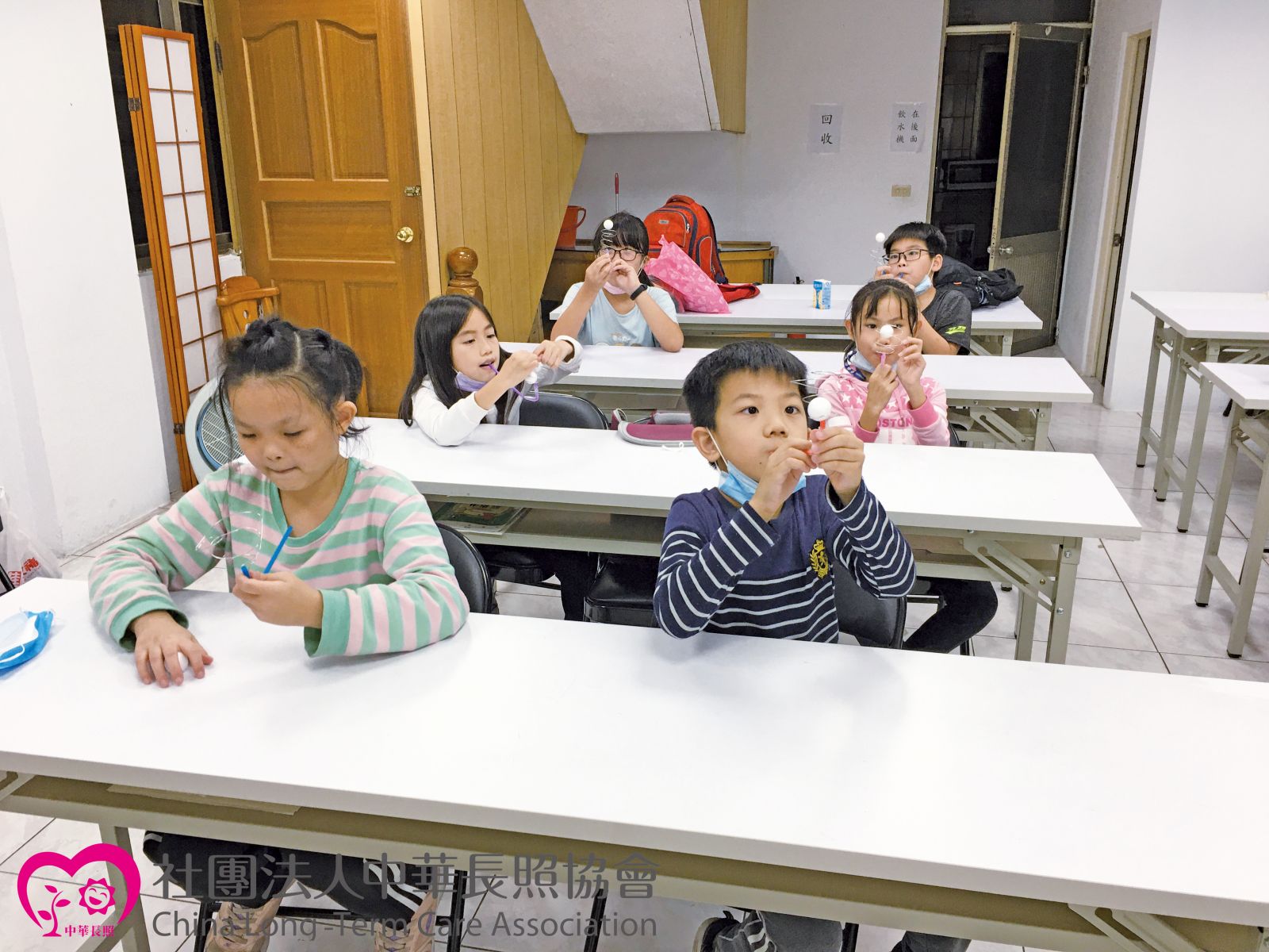 中華長照協會 當我們幼在一起 偏鄉弱勢兒童快樂陪伴公益計畫 走入偏鄉,為弱勢兒少提供教育資源 服務花絮1 中華長照協會 當我們幼在一起 偏鄉弱勢兒童快樂陪伴公益計畫 走入偏鄉,為弱勢兒少提供教育資源 服務花絮1