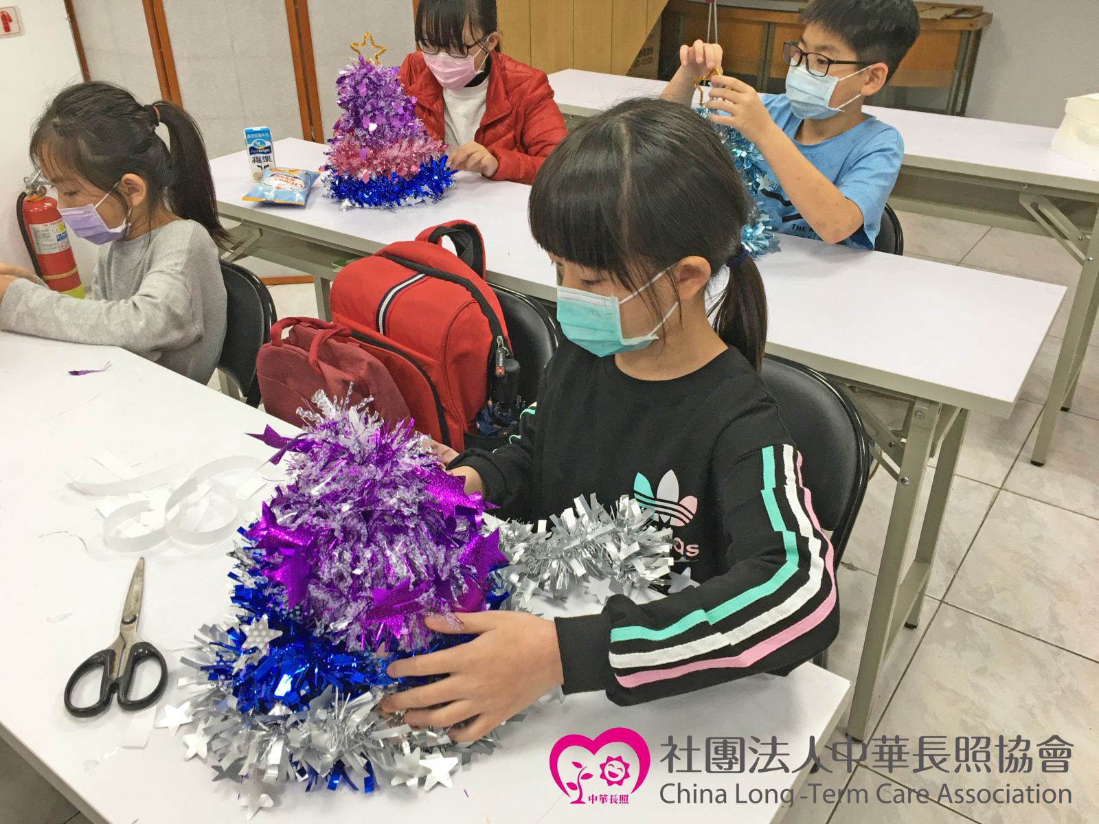中華長照協會 當我們幼在一起 偏鄉弱勢兒童快樂陪伴公益計畫 陪伴弱勢兒童歡度聖誕節 服務花絮2 中華長照協會 當我們幼在一起 偏鄉弱勢兒童快樂陪伴公益計畫 陪伴弱勢兒童歡度聖誕節 服務花絮2