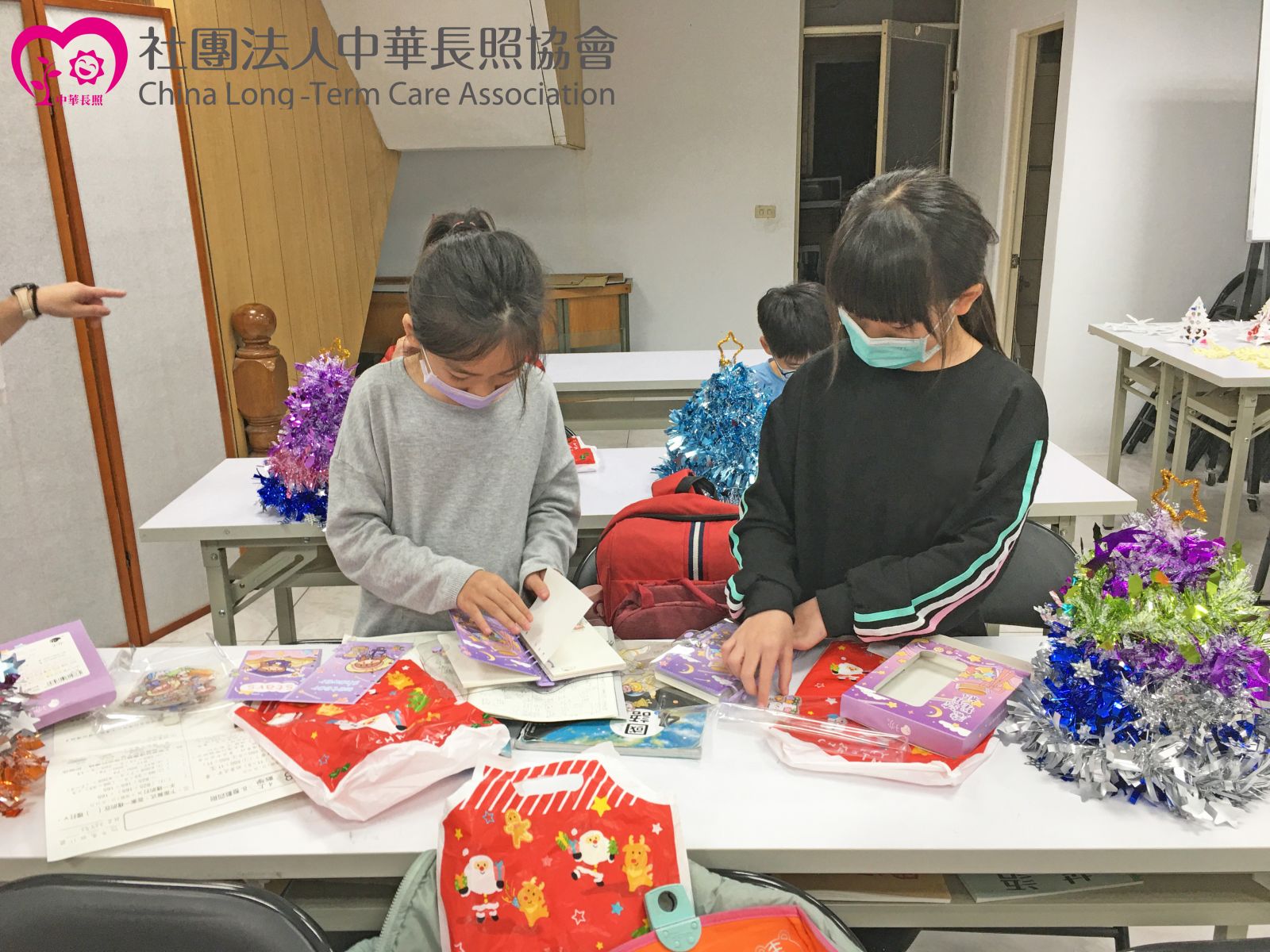 中華長照協會 當我們幼在一起 偏鄉弱勢兒童快樂陪伴公益計畫 陪伴弱勢兒童歡度聖誕節 服務花絮3 中華長照協會 當我們幼在一起 偏鄉弱勢兒童快樂陪伴公益計畫 陪伴弱勢兒童歡度聖誕節 服務花絮3