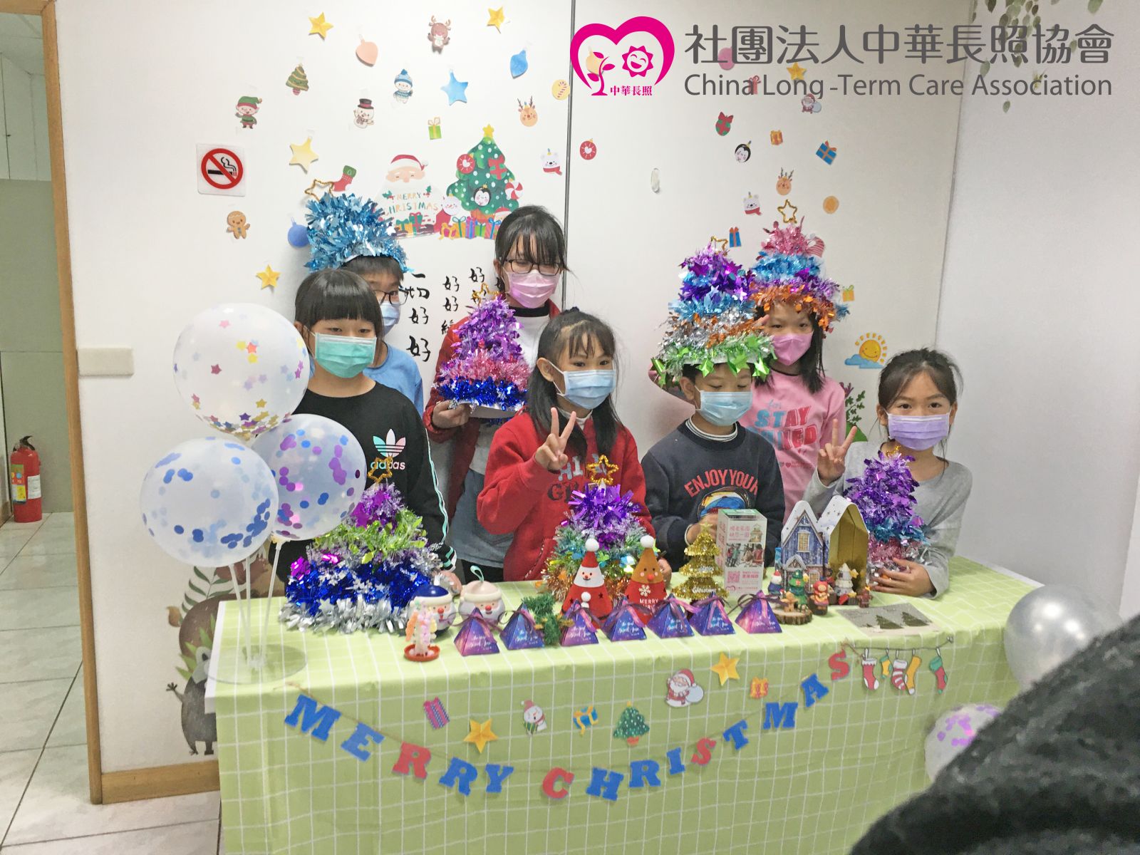 中華長照協會 當我們幼在一起 偏鄉弱勢兒童快樂陪伴公益計畫 陪伴弱勢兒童歡度聖誕節 服務花絮1 中華長照協會 當我們幼在一起 偏鄉弱勢兒童快樂陪伴公益計畫 陪伴弱勢兒童歡度聖誕節 服務花絮1