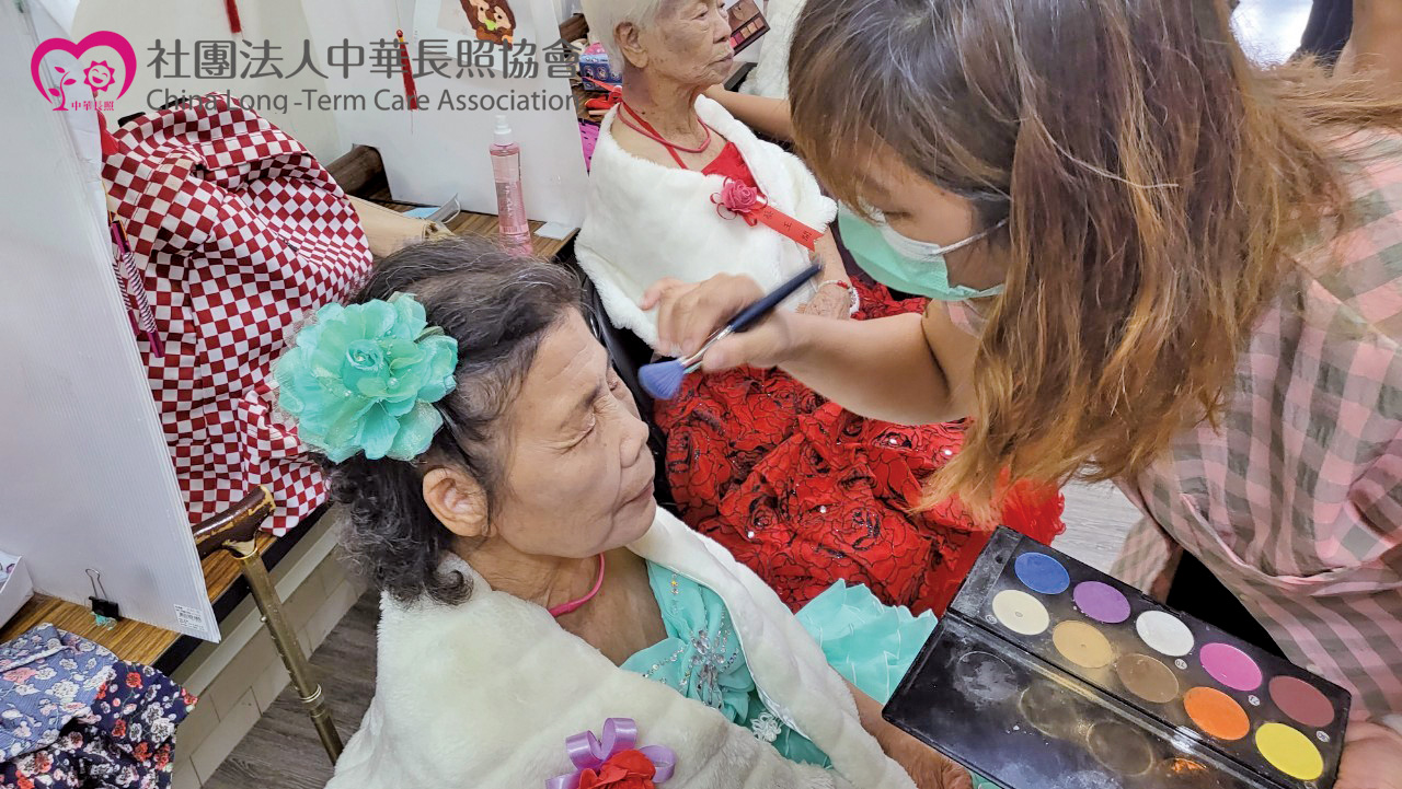 中華長照協會 關懷獨居失依老人照護計畫 「情繫金生,愛要吉時」銀髮圓夢婚紗公益活動 服務花絮2 中華長照協會 關懷獨居失依老人照護計畫 「情繫金生,愛要吉時」銀髮圓夢婚紗公益活動 服務花絮2
