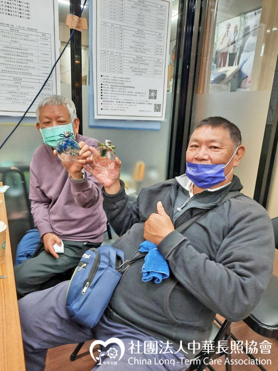 關懷獨居失依老人優質陪伴計畫 獨居老人綻放笑容 服務花絮1 長輩製作浮游花瓶 關懷獨居失依老人優質陪伴計畫 獨居老人綻放笑容 服務花絮1 長輩製作浮游花瓶