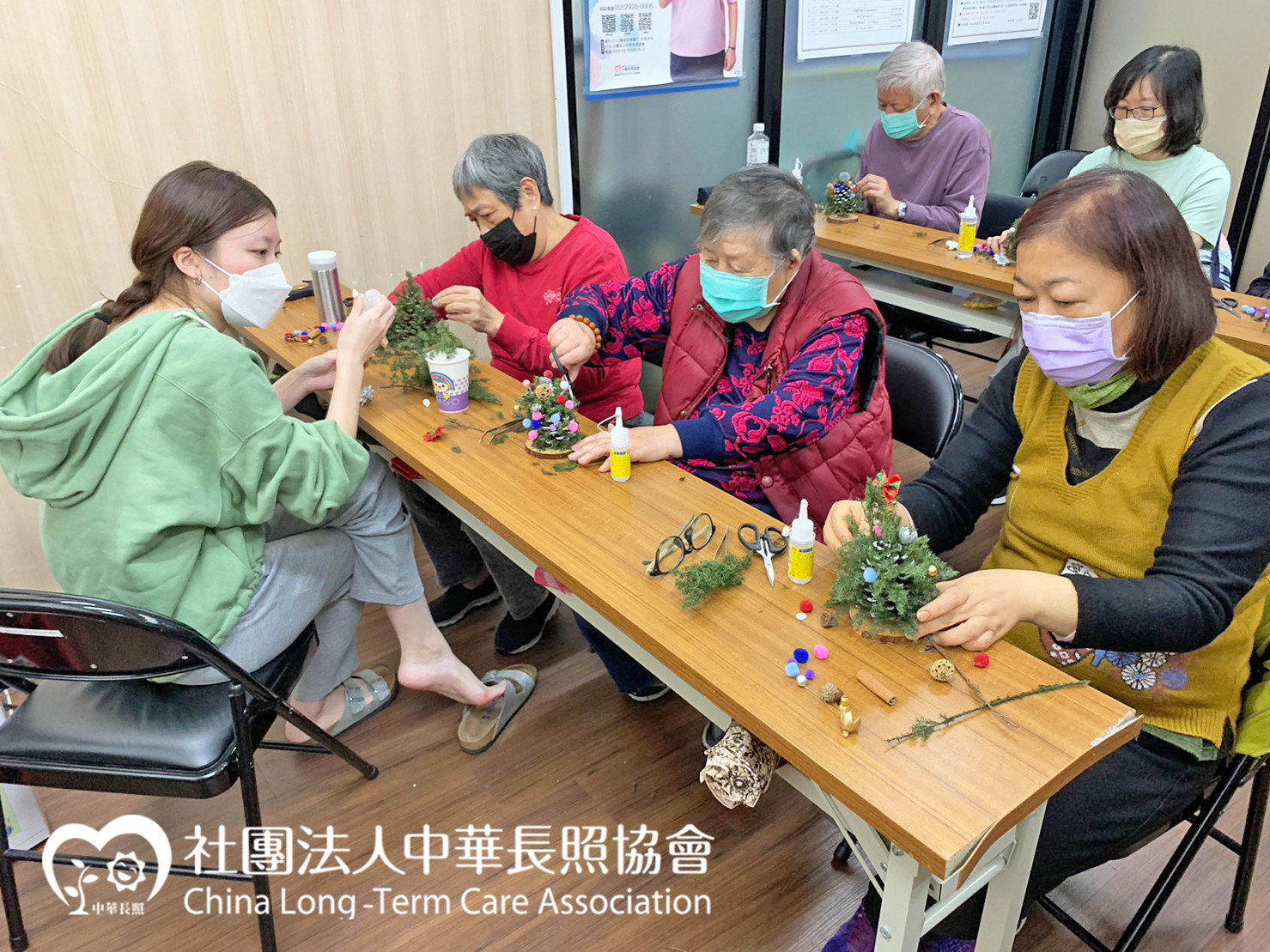 關懷獨居失依老人優質陪伴計畫 獨居老人綻放笑容 服務花絮2 長輩裝飾聖誕樹 關懷獨居失依老人優質陪伴計畫 獨居老人綻放笑容 服務花絮2 長輩裝飾聖誕樹