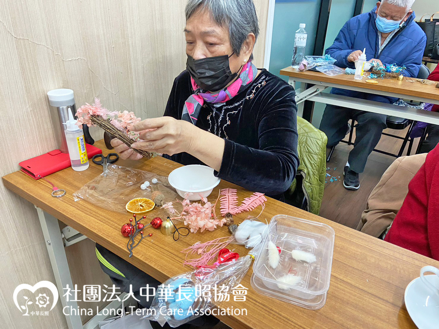關懷獨居失依老人優質陪伴計畫 獨居老人綻放笑容 服務花絮3 長輩裝飾聖誕花圈 關懷獨居失依老人優質陪伴計畫 獨居老人綻放笑容 服務花絮3 長輩裝飾聖誕花圈