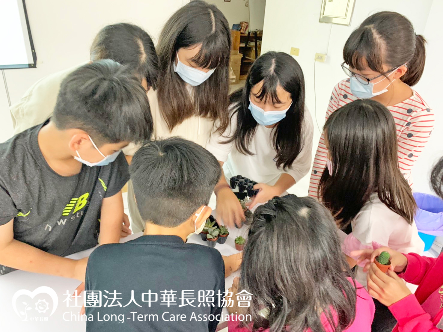 中華長照協會 當我們幼在一起 偏鄉弱勢兒童快樂陪伴公益計畫 帶領孩子一起成為小園丁 培養責任心 服務花絮3 中華長照協會 當我們幼在一起 偏鄉弱勢兒童快樂陪伴公益計畫 帶領孩子一起成為小園丁 培養責任心 服務花絮3
